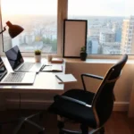 Escritório moderno e organizado com laptops e agenda aberta, representando o planejamento inicial de como montar um negócio digital.